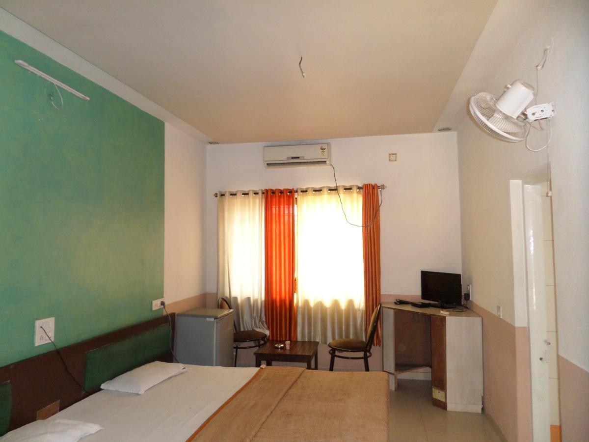 Hotel Ayodhya Нашик Екстер'єр фото