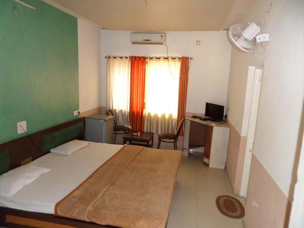Hotel Ayodhya Нашик Екстер'єр фото